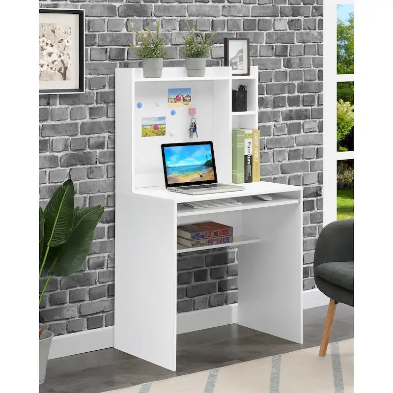 Bureau d'étudiant avec tableau d'affichage magnétique et étagères