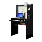 Bureau d'étudiant avec tableau d'affichage magnétique et étagères