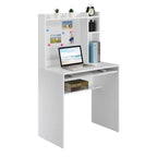 Bureau d'étudiant avec tableau d'affichage magnétique et étagères