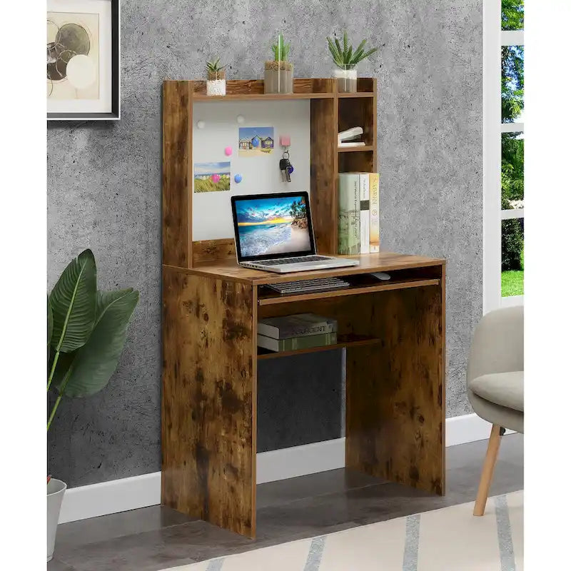 Bureau d'étudiant avec tableau d'affichage magnétique et étagères
