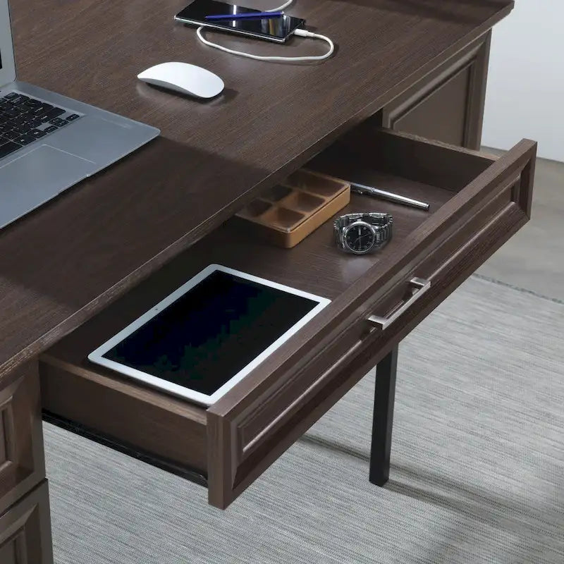 Bureau de direction avec prises de courant intégrées